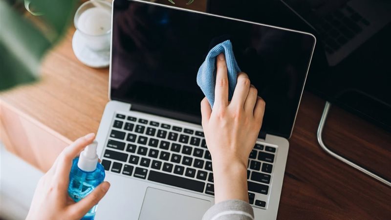 كيفية تنظيف شاشة اللابتوب بشكل آمن