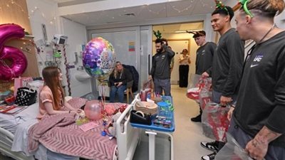 قبل مباراة اليوم.. محمد صلاح يحتفل بالكريسماس في مستشفى للأطفال| صور