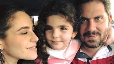 طلاق على خشبة المسرح.. الفنانة اللبنانية عبير نعمة تبكي للجمهور من الصدمة