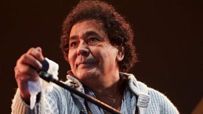 التبرع لغزة ودويتو غنائي.. مفاجآت من محمد منير لجمهوره في رأس السنة