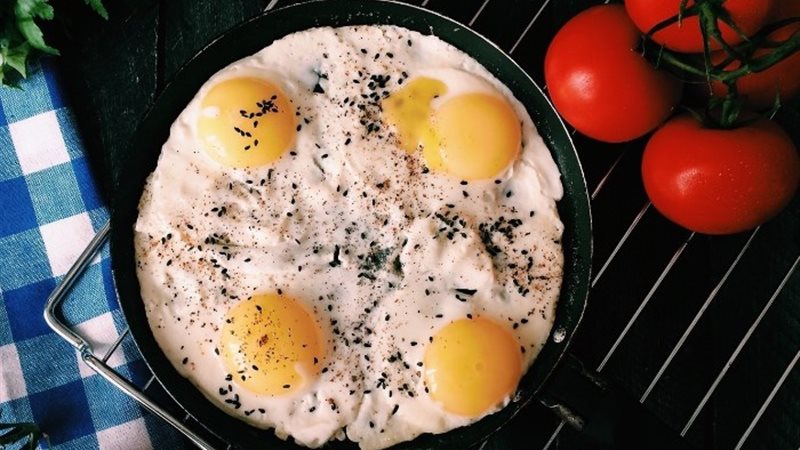 طريقة عمل البيض بالبسطرمة