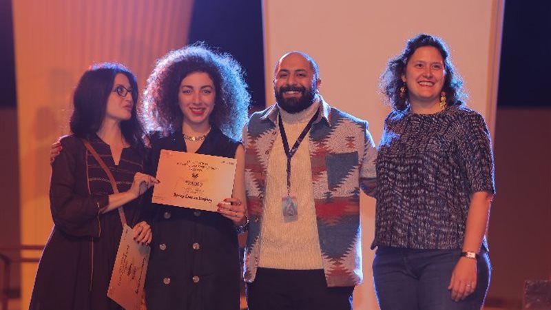 فريق عمل الفيلم أثناء استلام الجائزة
