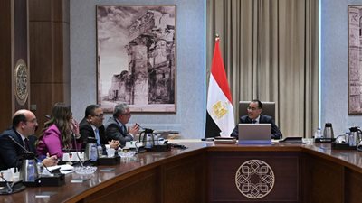 رئيس الوزراء يتابع الموقف التنفيذي لمشروعات الهيئة الاقتصادية لقناة السويس