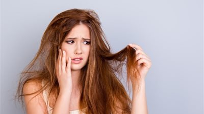 أبرزها عدم استخدام الماء الساخن.. أفضل الطرق لعلاج تساقط الشعر في الشتاء