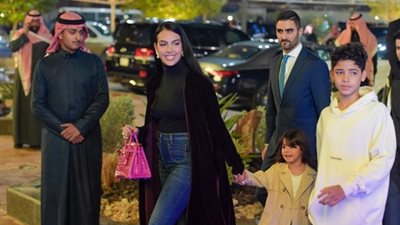 رونالدو بالشماغ وجورجينا بالعباية.. تفاصيل حياة «الخلايجة الجدد» بالرياض