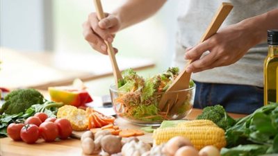 الفول الأخضر والمكسرات أبرزها.. أطعمة تساعد في التخلص من الخمول الشتوي