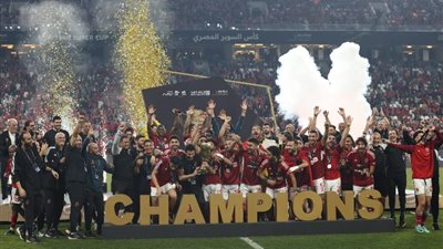 لاعبو الأهلي يحتفلون بكأس السوبر المصري على طريقة مؤمن زكريا.. فيديو