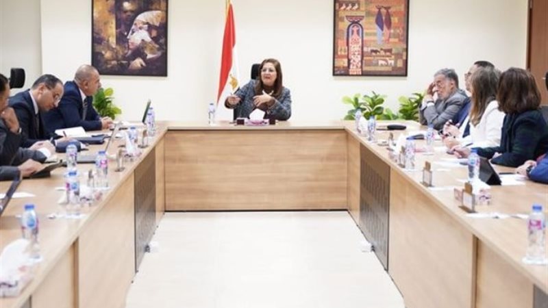 وزيرة التخطيط خلال الاجتماع