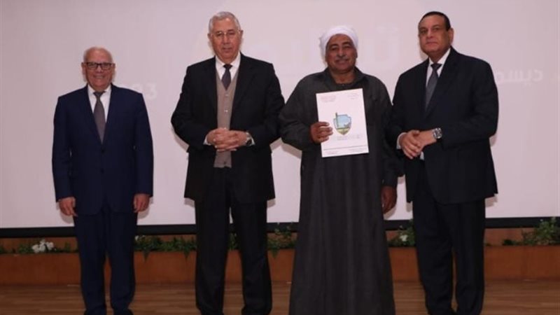 جانب من تسليم العقود