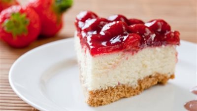 أشهر حلويات رأس السنة.. طريقة عمل تشيز كيك البارد بالفراولة