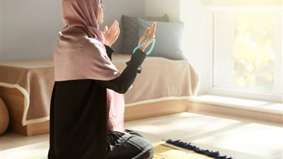 هل توجد موانع لاستجابة الدعاء.. داعية يجيب