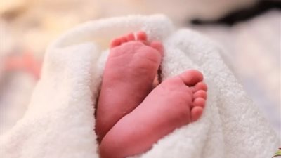 النيابة تأمر بتفريغ كاميرات المراقبة لكشف لغز العثور على رضيعة بالوراق