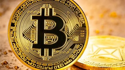 البيتكوين يبدأ 2024 بارتفاع ملحوظ مقابل الدولار