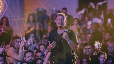 عمرو دياب يتألق في حفل ليلة رأس السنة دبي 2024