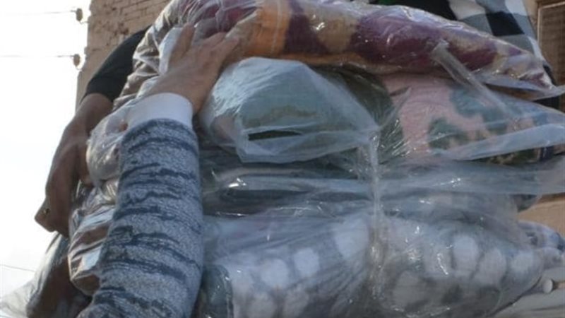 جانب من توزيع بطاطين على المستحقين