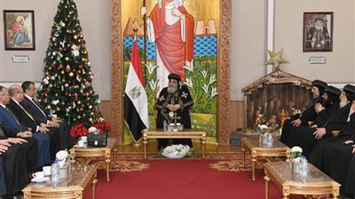 وزير الإنتاج الحربي يهنئ البابا تواضروس بعيد الميلاد المجيد (صور)