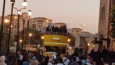 على ترام متحرك.. أبطال «عصابة عظيمة» يتجولون في مدينتي قبل العرض الخاص (صور)