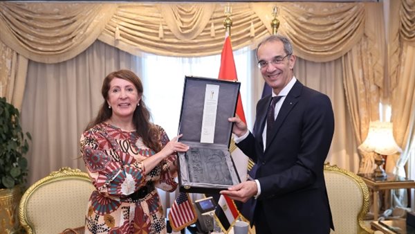 وزير الاتصالات وسفيرة