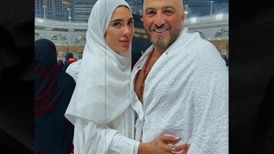 عمرة بالأكريلك، زوجة مجدي الهواري تثير الجدل في مكة بأظافر وتاتو