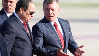 العاهل الأردني يستقبل الرئيس السيسي بمطار الملك حسين