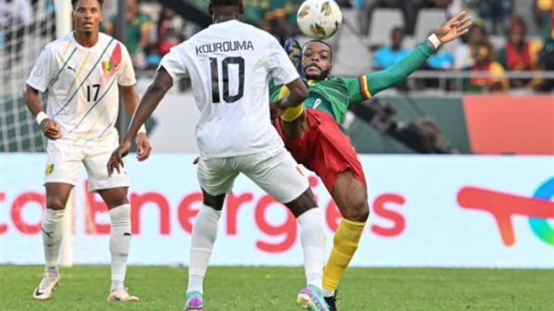 لاعبو منتخب غينيا والكاميرون