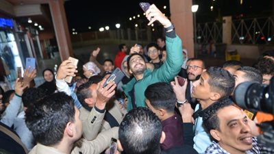 إقبال كبير على مشاهدة فيلم الإسكندراني بالمنيا في حضور عصام السقا