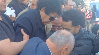 فقد توازنه، محمد منير يتعثر في جنازة شقيقته ومصطفى بكري ينقذه