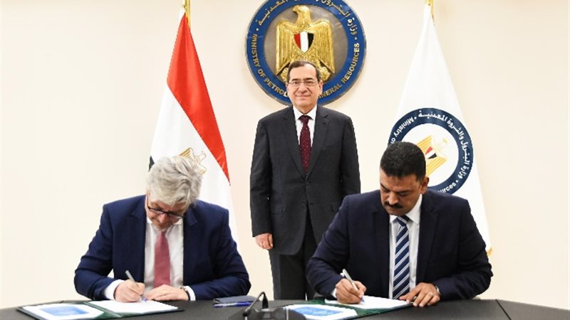 وزير البترول خلال توقيع عقود الكشف الجديد للذهب في مصر