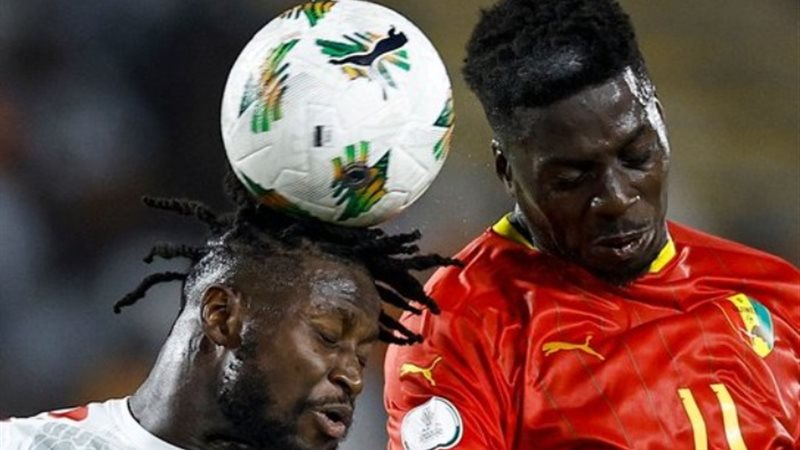 لاعب غامبيا ، وغينيا