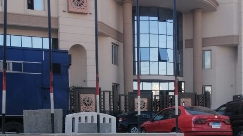 من أمام المحكمة الاقتصادية