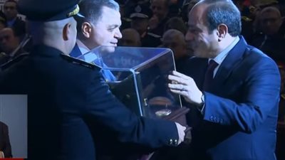 وزير الداخلية يهدي الرئيس السيسي درعا تذكاريا بمناسبة عيد الشرطة