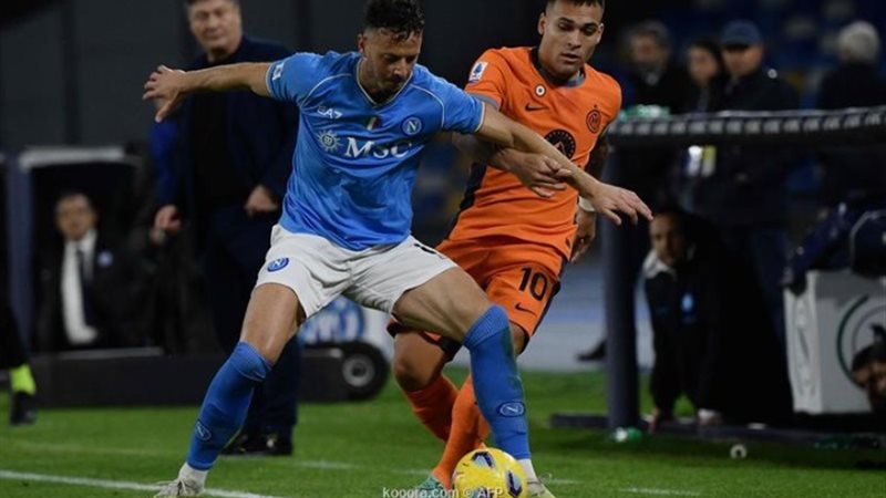 لاعب نابولي ولاعب الانتر يتصارعان علي الكرة