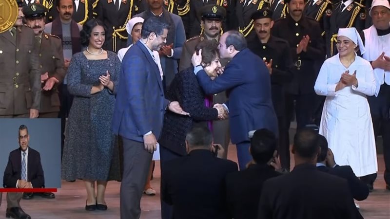 السيسي يقبل رأس سميحة أيوب