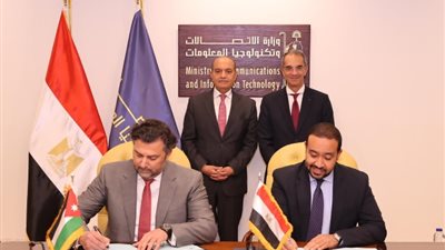 الاتصالات توقع اتفاقية إنشاء الكابل البحري بين مصر والأردن