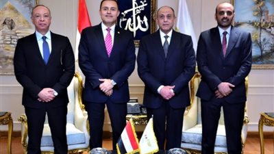 وزير الطيران يبحث مع سفير قطر تعزيز آليات التعاون المشترك.. صور