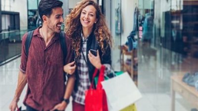 علامات تدل على حب الرجل لكى، أبرزها حمايتك