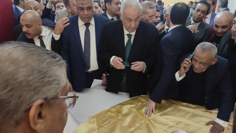 أثناء تقديم النقيب سامح عاشور أوراق ترشحه