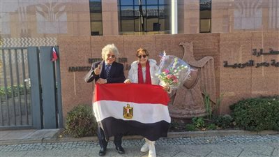 الورود تزين طوابير الناخبين.. المصريون في برلين يشاركون في انتخابات النواب 2025