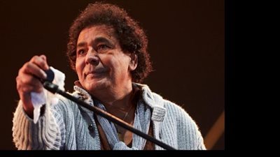 مصطفى كامل: محمد منير حالته الصحية مستقرة لكنه يعانى من إرهاق الشغل