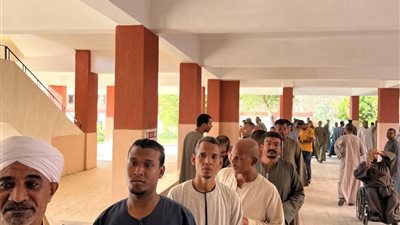  استمرار الإقبال أمام لجان مدرسة العشي بالأقصر في اليوم الأول لانتخابات النواب
