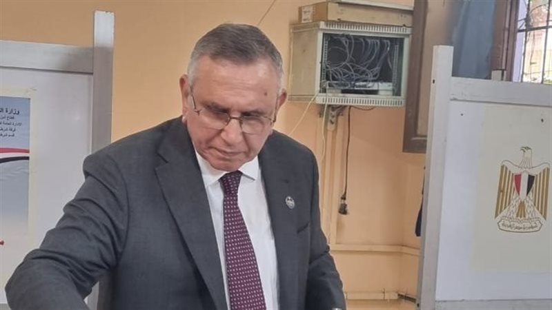  عبد السند يمامة يدلي بصوته