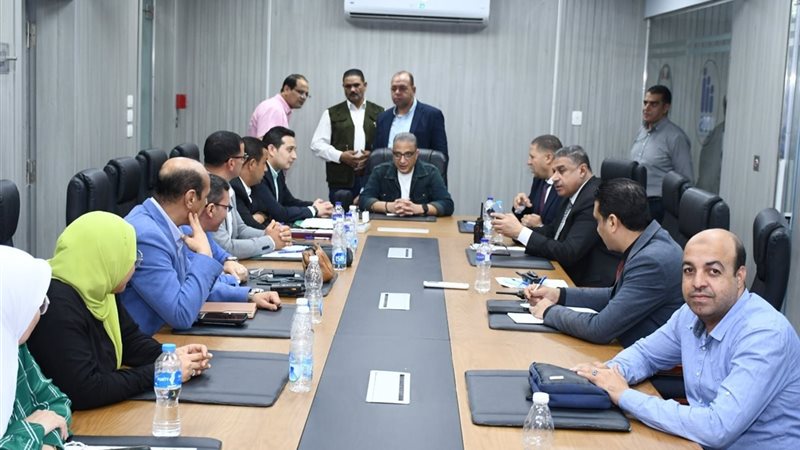 محافظ الفيوم اثناء متابعة الانتخابات