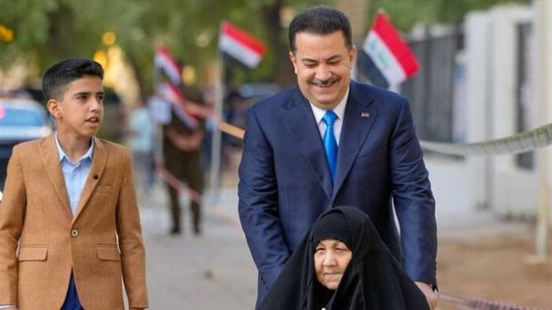 رئيس الوزراء العراقي برفقة والدته في الانتخابات البرلمانية 