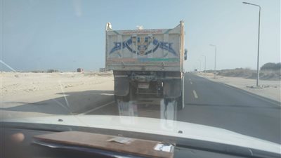 ضبط سائق سيارة نقل يسير عكس الاتجاه ويحاول إلقاء مخلفات في الغردقة