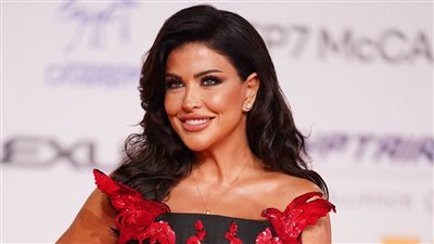 جومانا مراد تخطف الأنظار بفستان ناري في افتتاح مهرجان القاهرة السينمائي