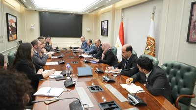 ما هي خطوات الحكومة لتطوير مراصد سوق العمل بالشراكة مع البنك الدولي؟