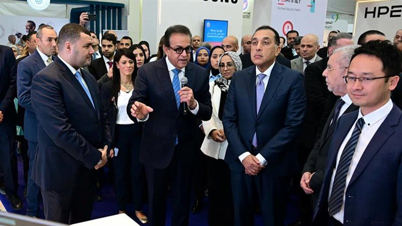 رئيس مجلس الوزراء يتفقد معرض سمارت ديجيتال هيلث جيت