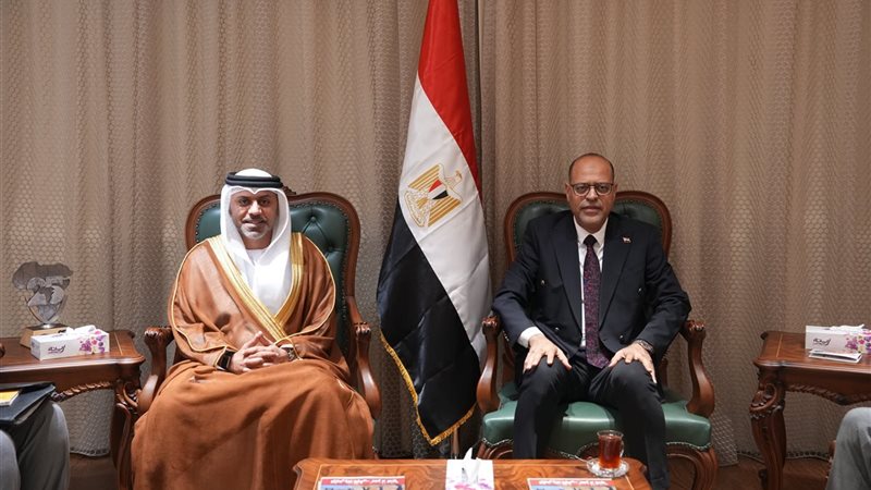 وزير العمل والسفير الإماراتي