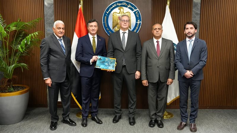 جانب من اتفاقية وزارة البترول وشركة إيني الإيطال