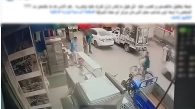 صاحب محل يتعدى على طالب بالضرب بسبب خلاف حول أولوية المرور